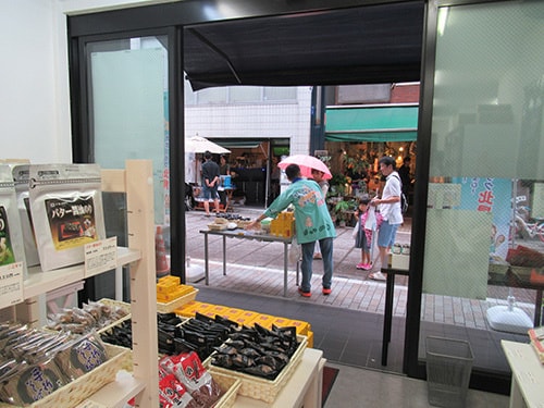 店内から商店街街路を望む